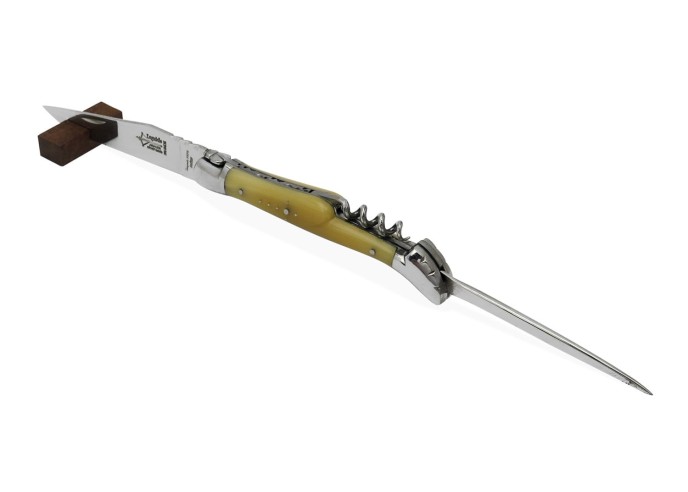 Laguiole pliant forgé 12 cm, lame et tire-bouchon et poinçon, manche en pointe de corne blonde, finition brillant