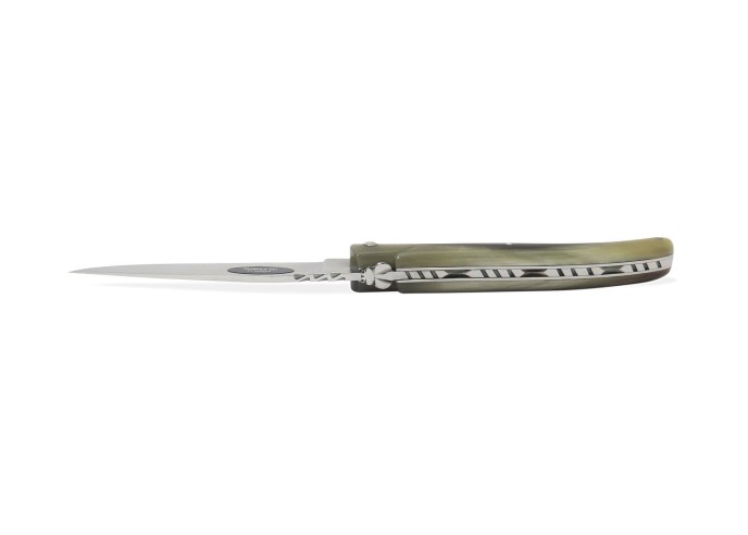 Laguiole pliant Forgé, plein manche en pointe de corne blonde de 12 cm, finition brillant