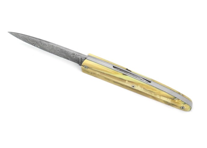 Arbalète pliant, ciselé main, manche ivoire de mammouth stabilisés de 12 cm, lame Damas inox