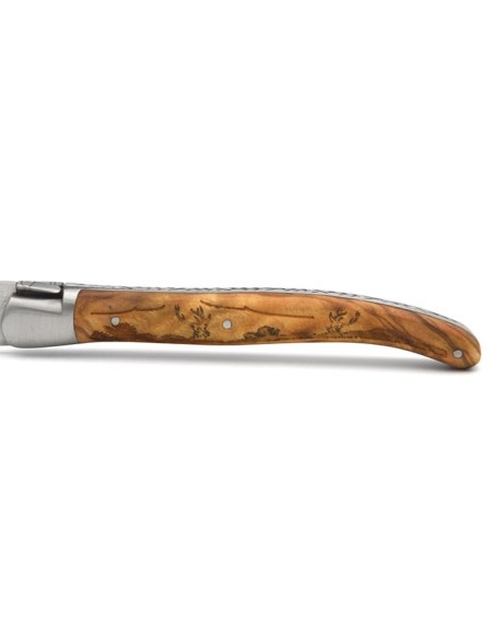 Laguiole pliant Prestige, manche en olivier gravé motif cerf de 12 cm, finition mat