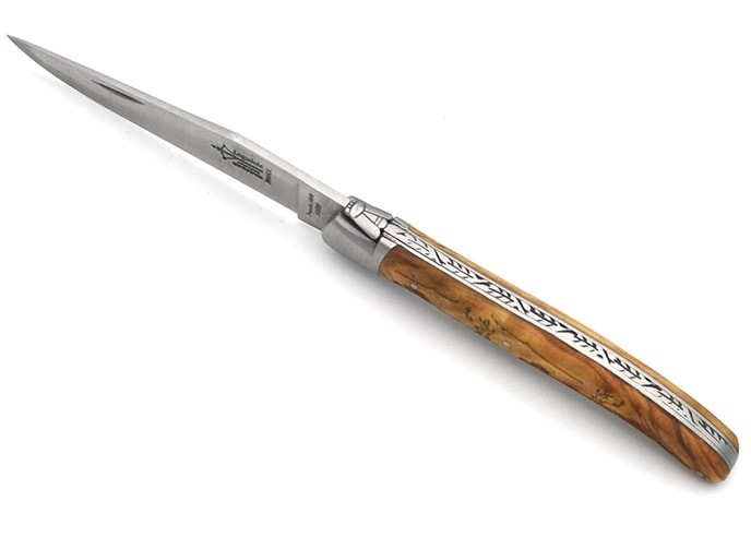Laguiole pliant Prestige, manche en olivier gravé motif cerf de 12 cm, finition mat