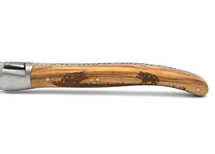 Laguiole pliant Prestige, manche en olivier gravé motif sanglier de 12 cm, finition mat
