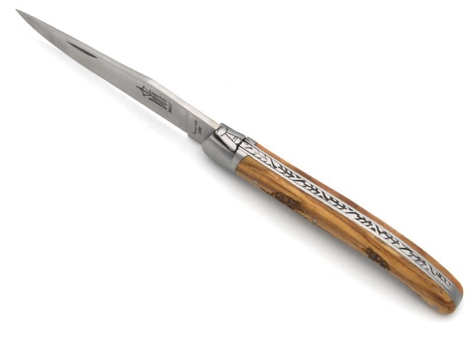 Laguiole pliant Prestige, manche en olivier gravé motif sanglier de 12 cm, finition mat