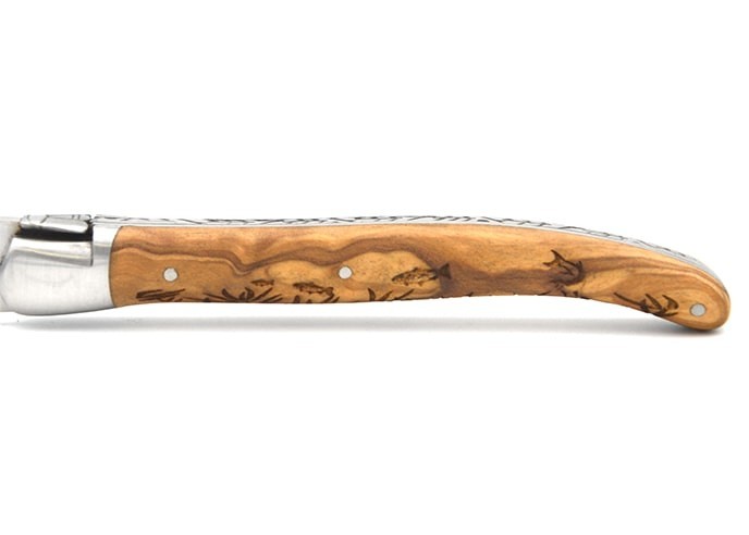Laguiole pliant Prestige, manche en olivier gravé motif poissons de 12 cm, finition mat