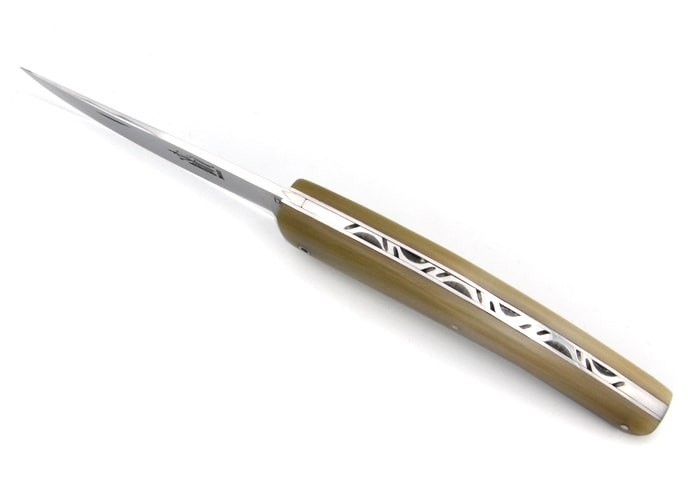 Le Thiers ® pliant guilloché main, manche en pointe de corne blonde de 12 cm, finition brillant