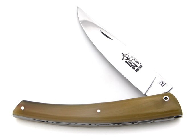 Le Thiers ® pliant guilloché main, manche en pointe de corne blonde de 12 cm, finition brillant