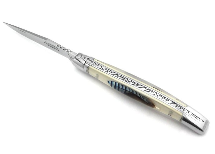 Laguiole pliant Prestige, manche inclusion de 2 plumes de geai, finition brillant