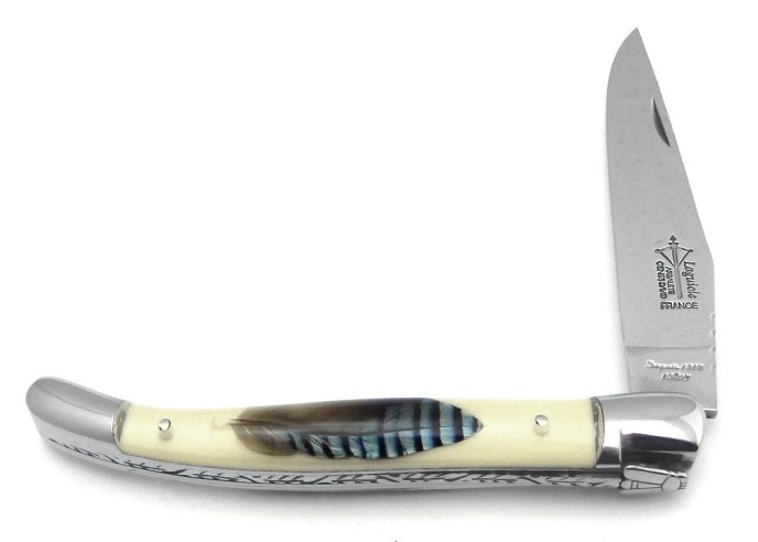 Laguiole pliant Prestige, manche inclusion de 2 plumes de geai, finition brillant