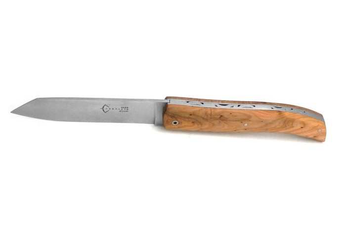 The KARO from Arbalete, juniper wood handle