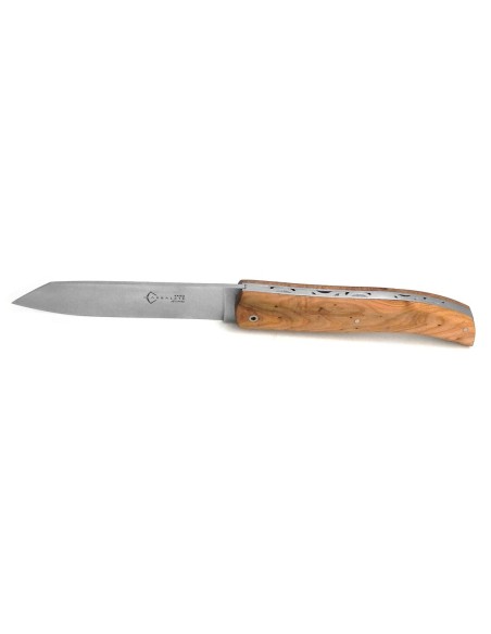 The KARO from Arbalete, juniper wood handle